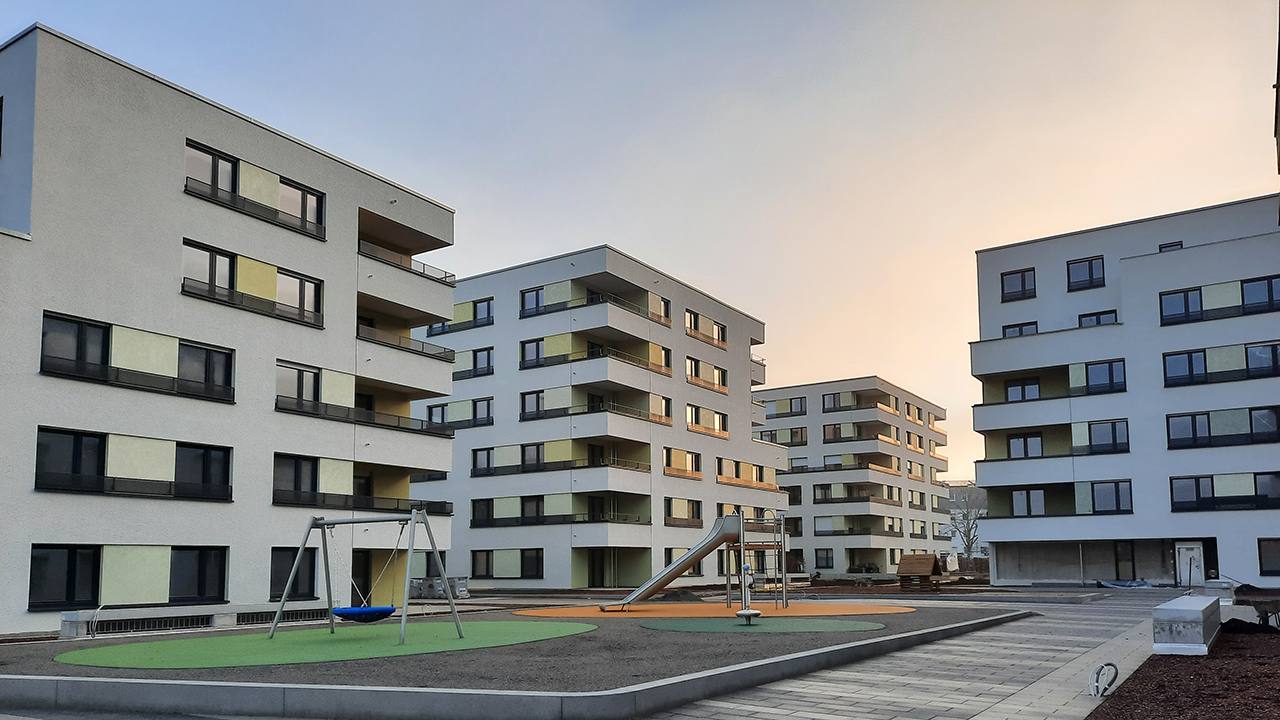 Das Foto zeigt drei der vier neuen Punkthäuser in der Belchenstraße 8 –8 c.