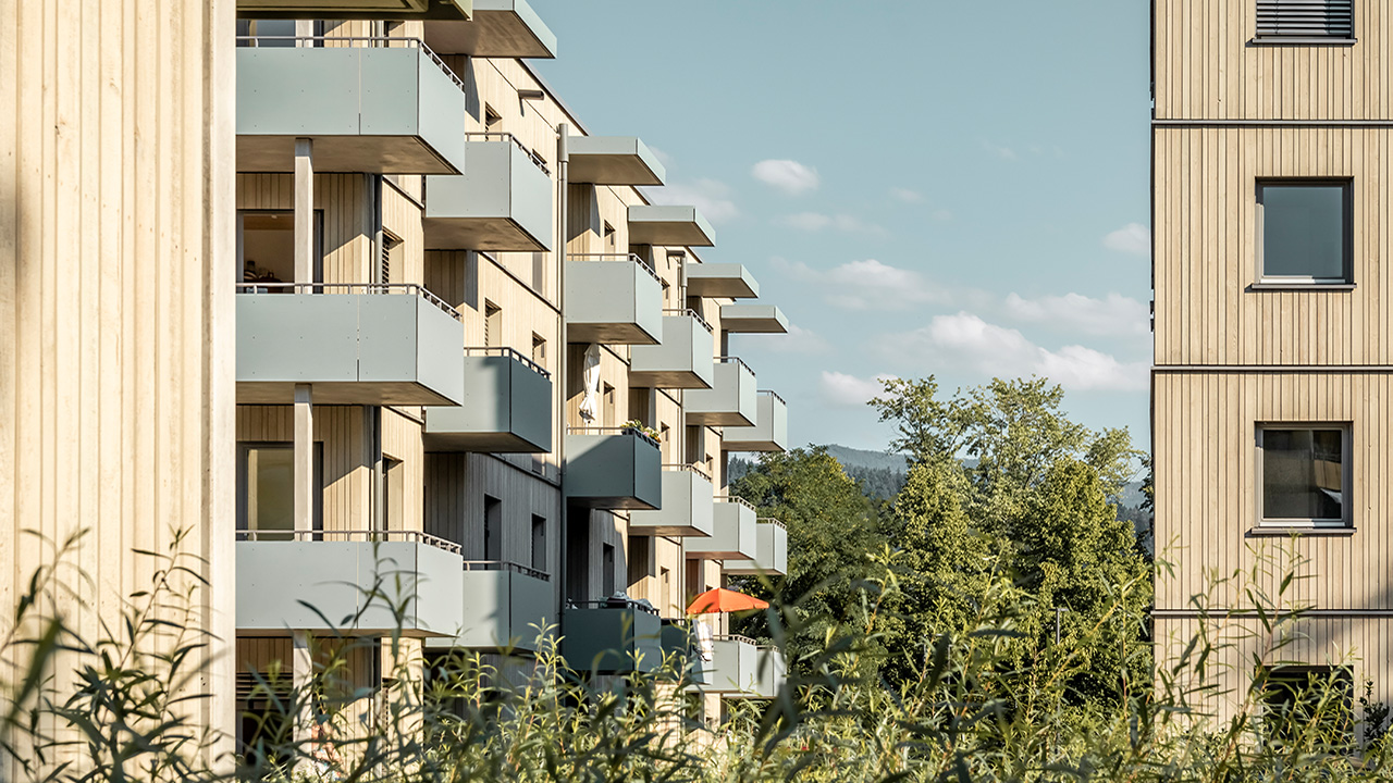 Das Bild Die Ansicht der Holzgebäude mit blauen Balkonen