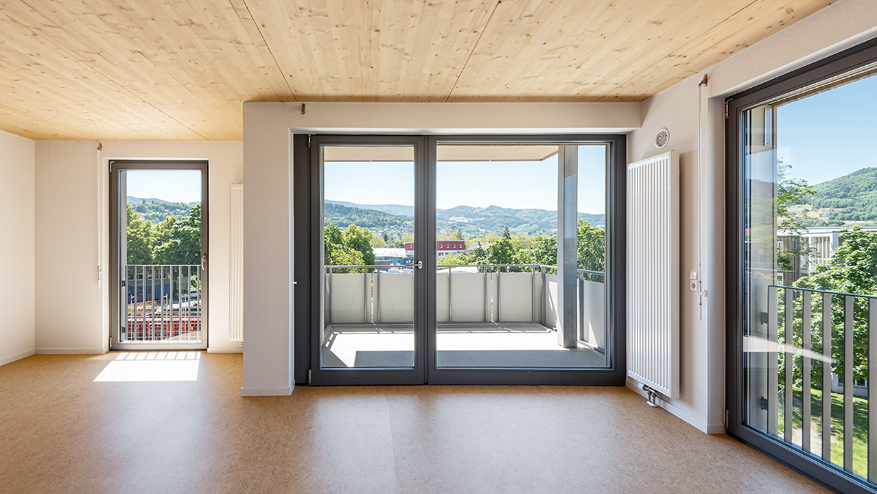 Das Bild zeigt eine Wohnung im Holzbau von innen.