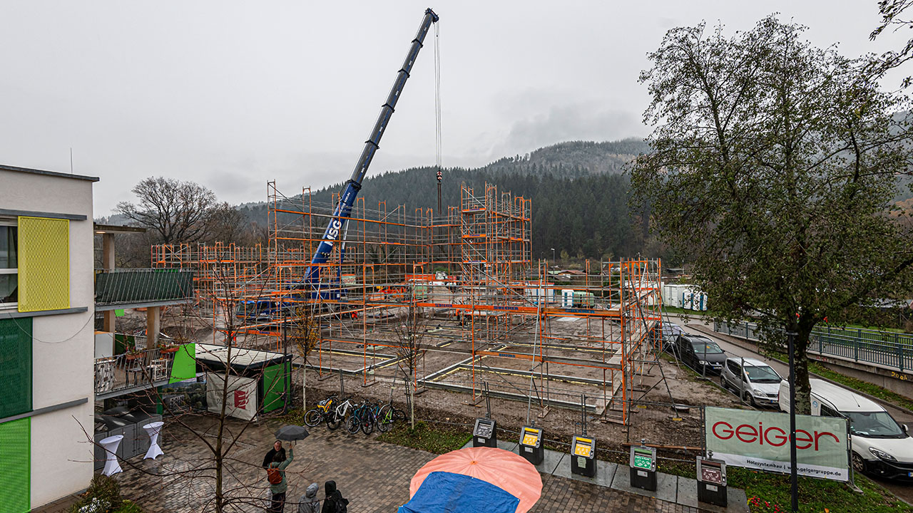 Baustellenfoto von der Entstehung des Bauvorhabens Bergäckerstraße 3. Bauaubschnitt. Auf dem Foto sieht man das Baugerüst des entstehenden Objekts