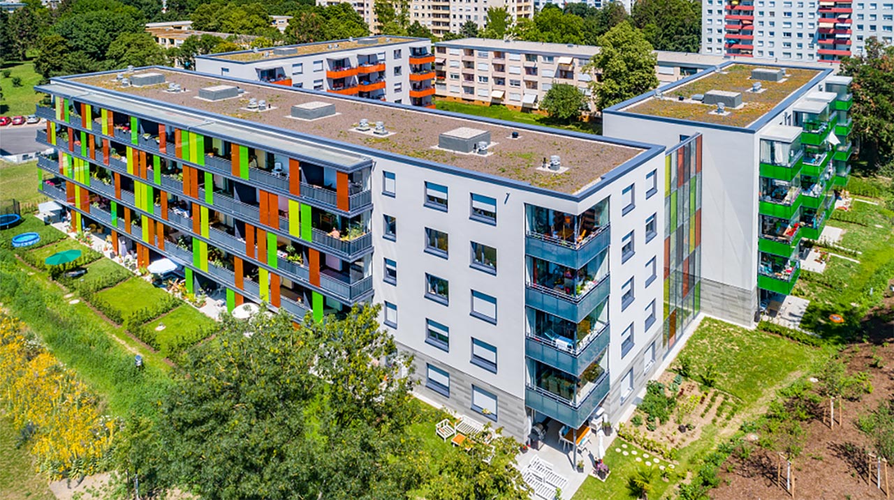 Das Foto zeigt eine Luftansicht der Wohnanlage Binzengrün 36-50, Stadtteil Weingarten.
