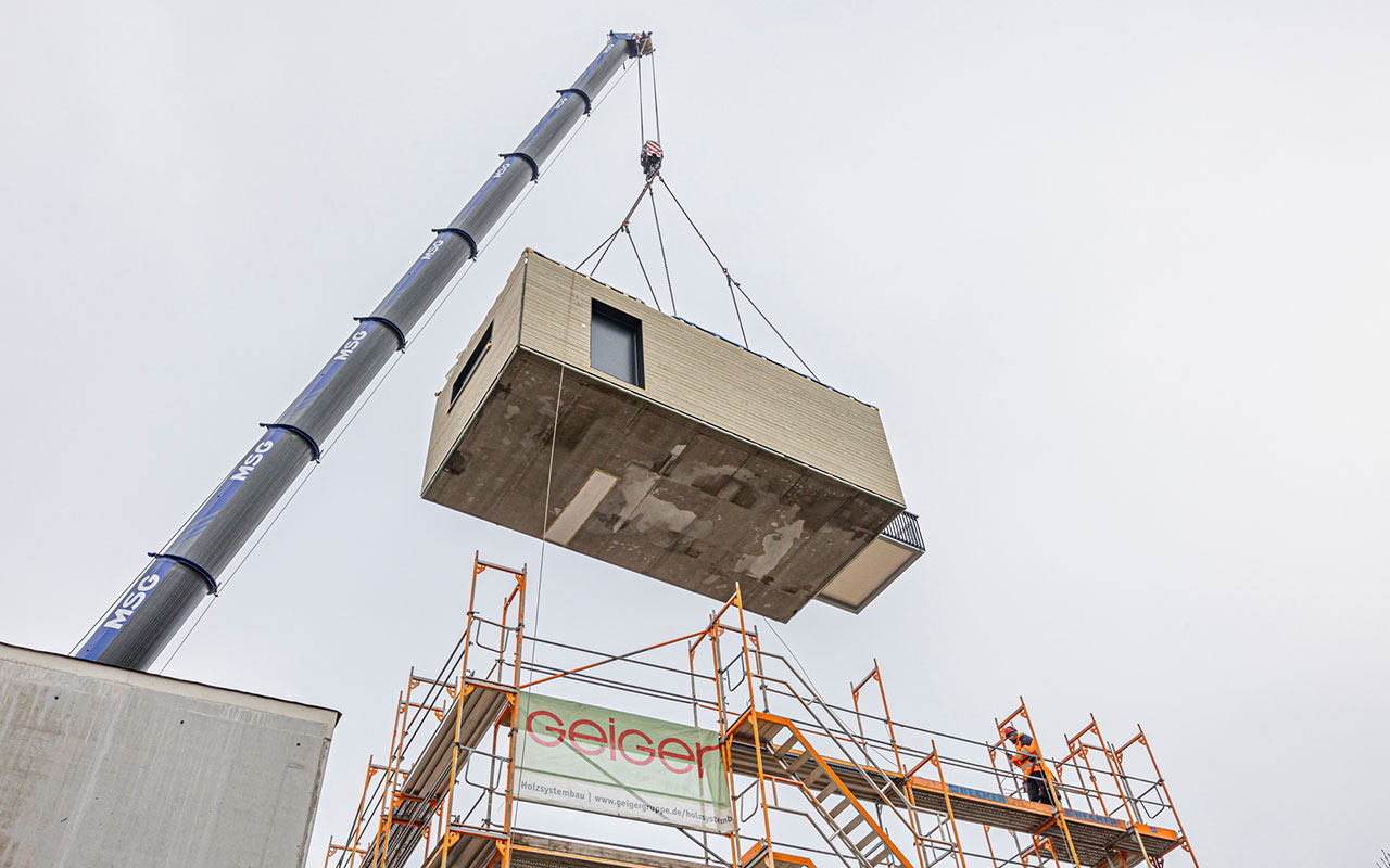 Holzmodul wird vom Kran angehoben