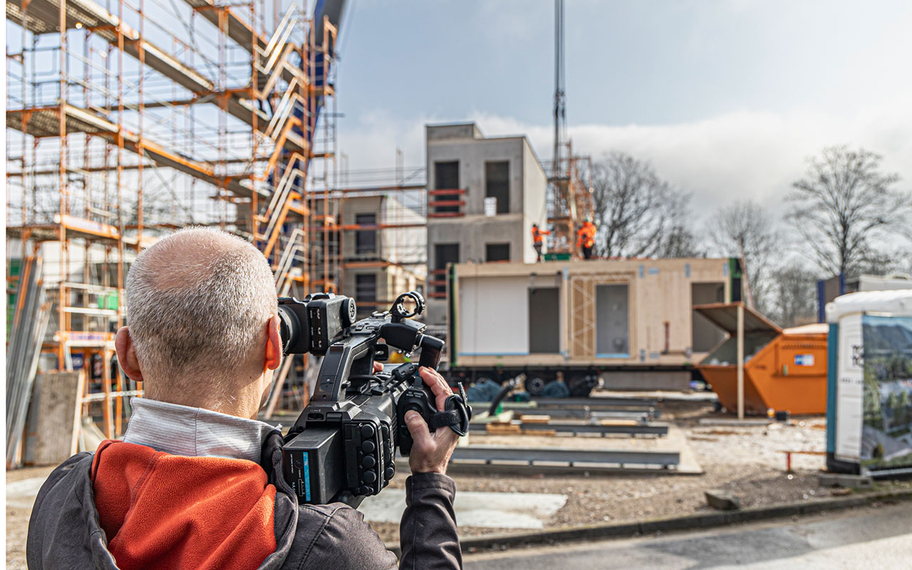 Die Montierung von den Holzmodulen wird gefilmt