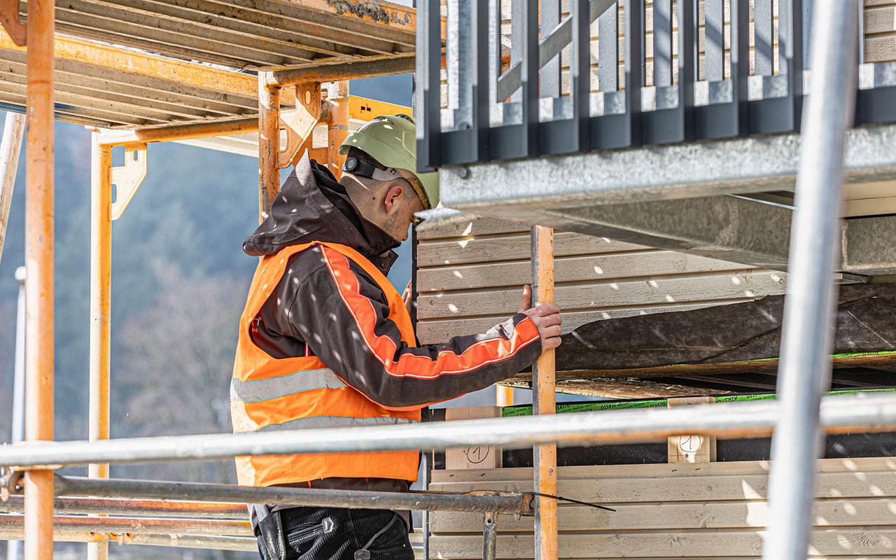 Externe Dienstleister am Montieren der Holzmodule