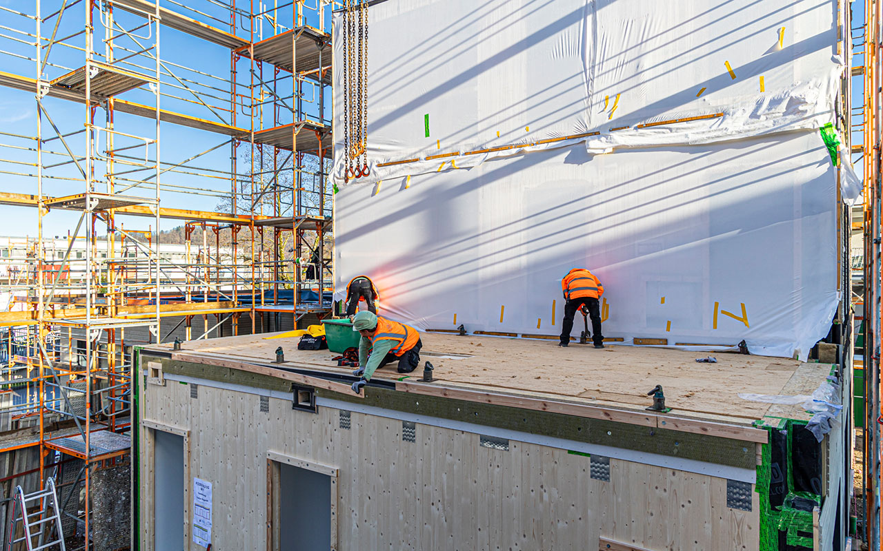 Externe Dienstleister am Montieren der Holzmodule