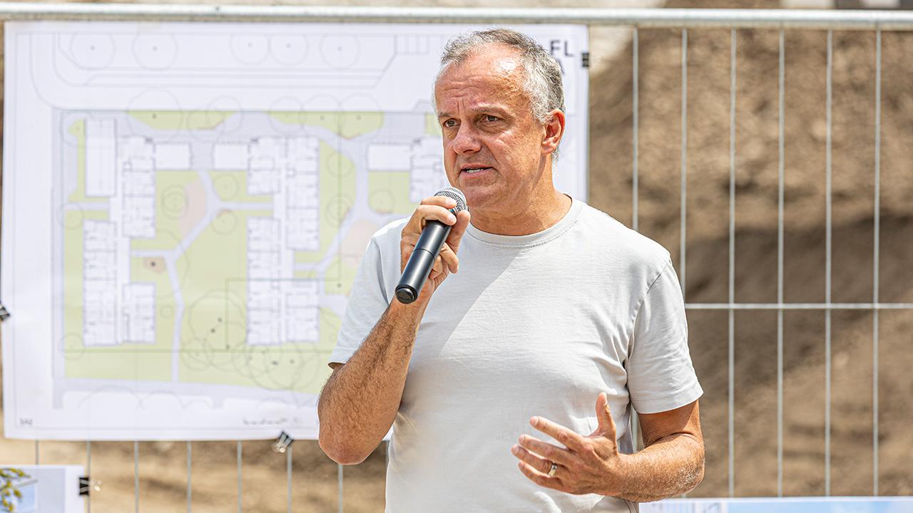 Herr Dr. Müller, kaufmännische Geschäftsführer, hält eine Rede beim Spatenstich