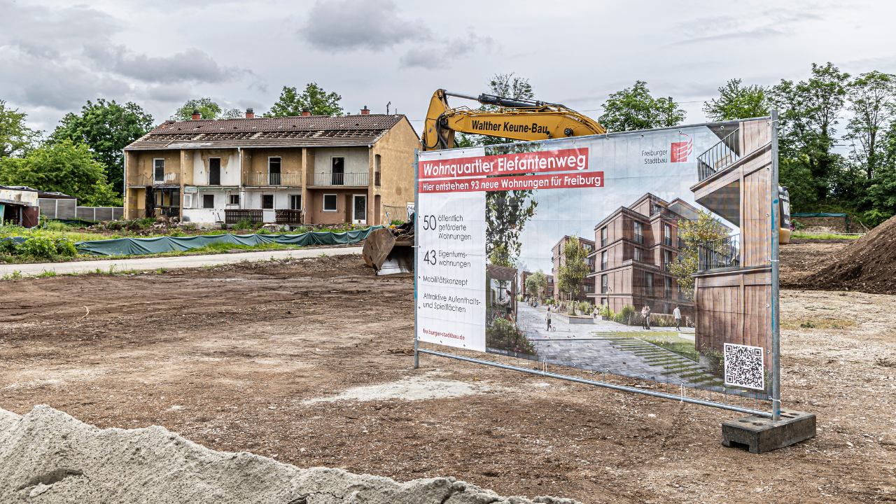 Auf dem Bild sieht man ein Bauzaunbanner über das Bauprojekt Elefantenweg der FSB