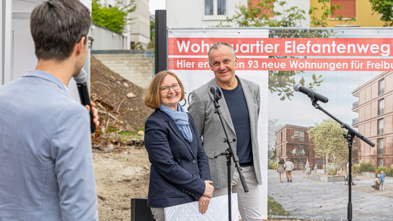 OB hält eine Rede und schaut dabei die Geschäftsführung der FSB an