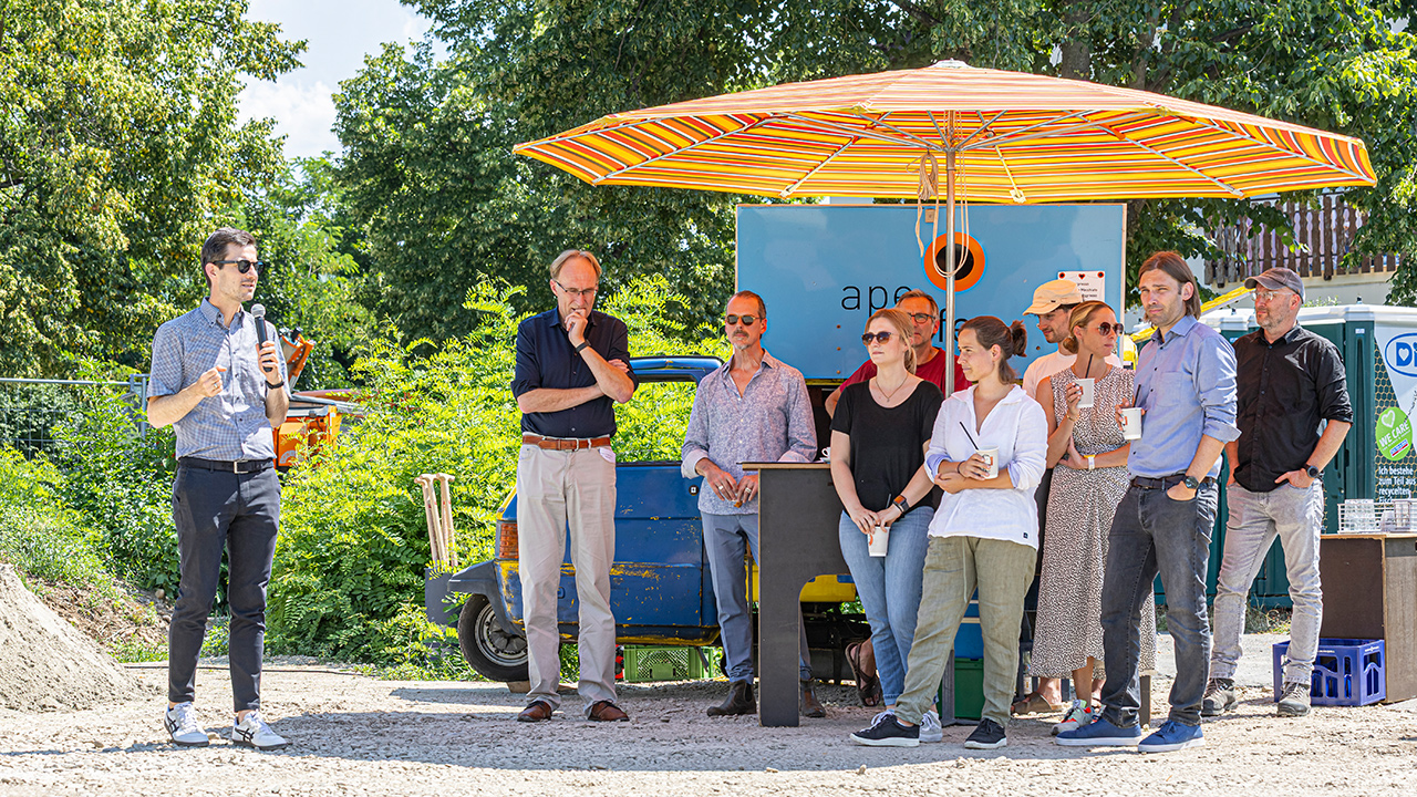 Eine Gruppe Interessierten hören Herrn Martin Horn bei seiner Rede zu