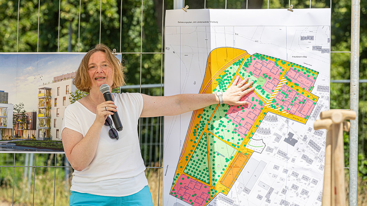 Dr. Magdalena Szablewska zeigt auf ein Bauplan