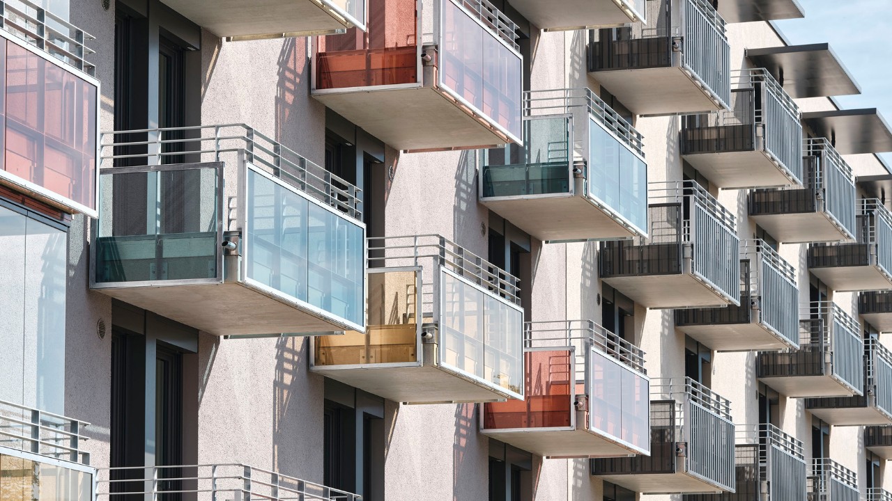 Detailaufnahme der farbenfrohen Balkone des Gebäudes im Metzgergrün