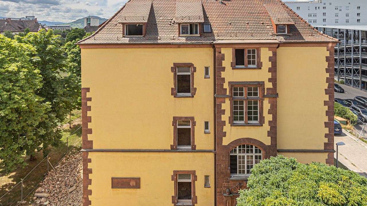 Das Foto zeigt das Gebäude im Breisacher Hof, das Saniert wird.