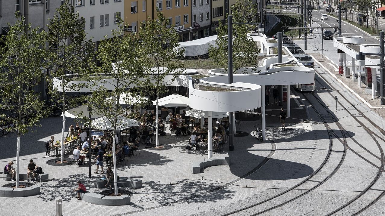 Das Foto zeigt eine Luftansicht des Pavillons am Europaplatz mit Gastronomiebetrieb.