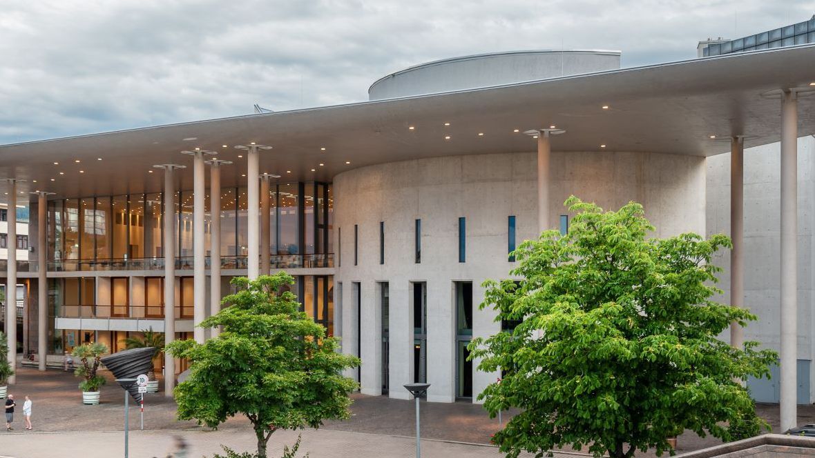 Das Foto zeigt das Konzerthaus in Freiburg.