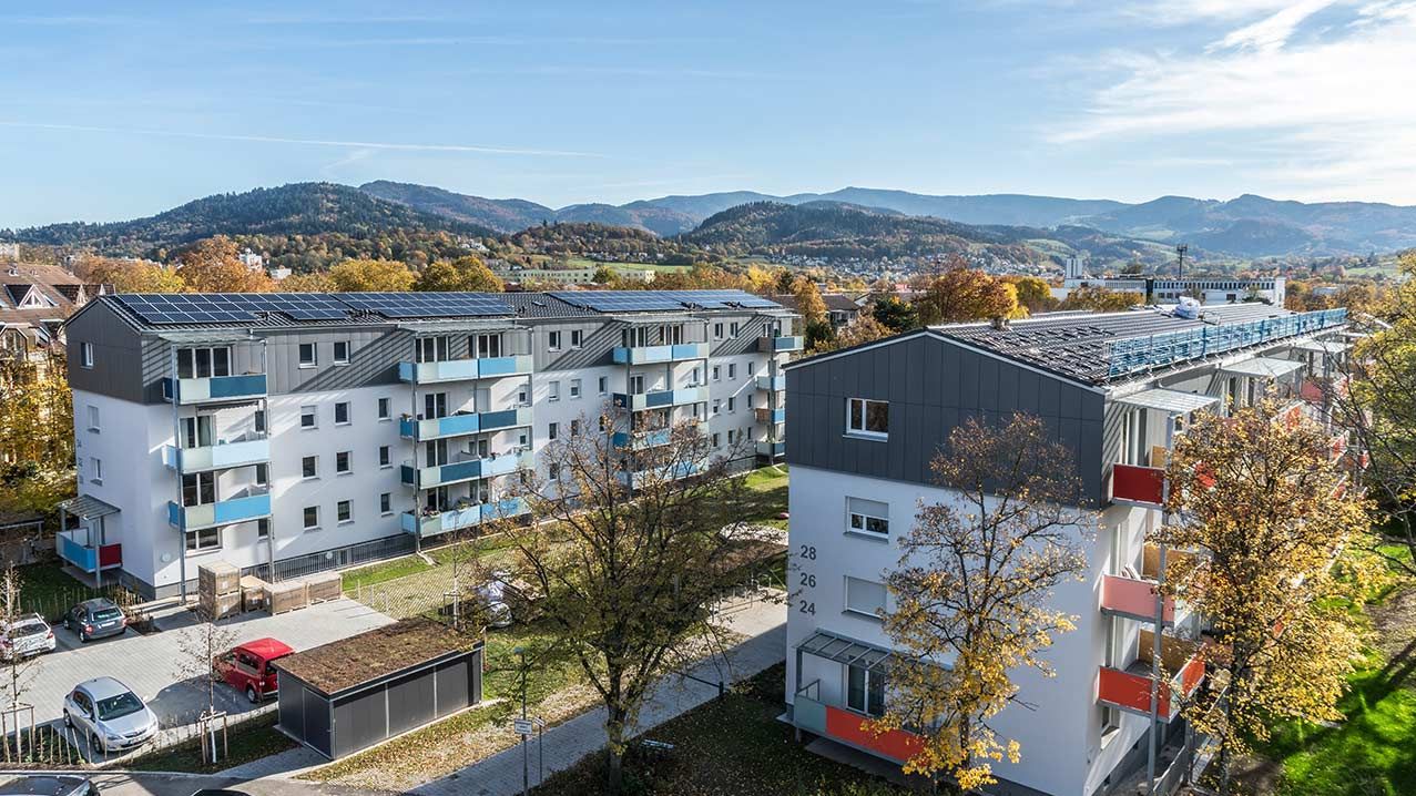 Das Foto zeigt die modernisierten und aufgestockten Gebäude in der Belchenstraße