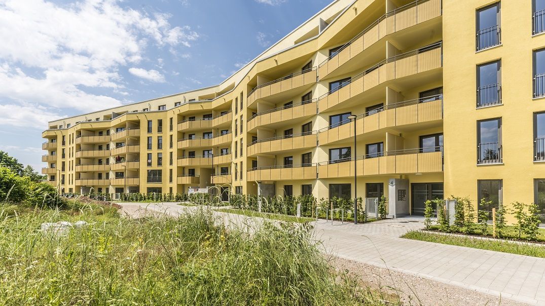 Das Foto zeigt das fertiggestellte Wohngebäude des ersten Bauabschnitts im Baugebiet Schildacker, Stadtteil Haslach.